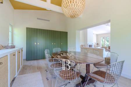 VILLA « PERLE » AVEC PISCINE CHAUFFÉE AU PORT DE LA VIGNE SUR LA PRESQU’ÎLE DU CAP FERRET – CAPACITÉ 12 PERSONNES