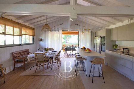 espace de vie lumineux dans villa de prestige, barnes cap ferret