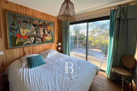 Vue extérieure d’une villa avec accès direct à la plage des Américains - Barnes Bassin d’Arcachon.