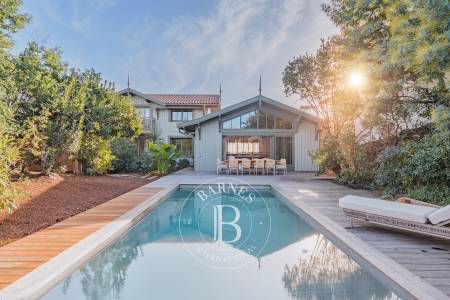 « VILLA DU MARCHÉ » NEUVE AVEC PISCINE CHAUFFÉE, EN PLEIN CENTRE DU CAP FERRET – CAPACITÉ 12 PERSONNES