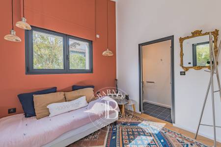salon bibliothèque et coin TV villa Etchani Pyla-sur-Mer immobilier de luxe