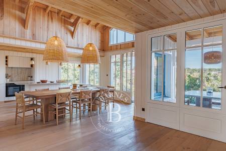 « VILLA DU PORT » EN PREMIÈRE LIGNE AVEC PISCINE CHAUFFÉE ET VUE SUR LE PORT DE PIRAILLAN – PRESQU’ÎLE DU CAP FERRET – CAPACITÉ 12 PERSONNES