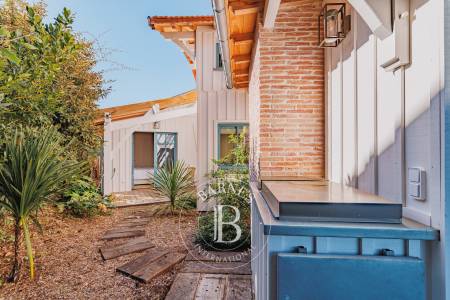 « VILLA DU PORT » EN PREMIÈRE LIGNE AVEC PISCINE CHAUFFÉE ET VUE SUR LE PORT DE PIRAILLAN – PRESQU’ÎLE DU CAP FERRET – CAPACITÉ 12 PERSONNES