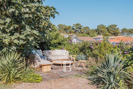 « VILLA DU PORT » EN PREMIÈRE LIGNE AVEC PISCINE CHAUFFÉE ET VUE SUR LE PORT DE PIRAILLAN – PRESQU’ÎLE DU CAP FERRET – CAPACITÉ 12 PERSONNES