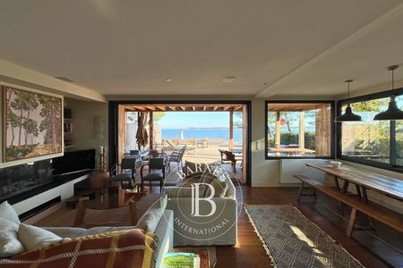 Cuisine ouverte entièrement équipée dans une villa de luxe au Cap Ferret.