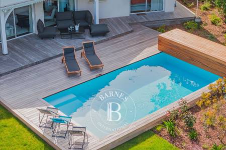 villa avec coin repas extérieur face au Bassin