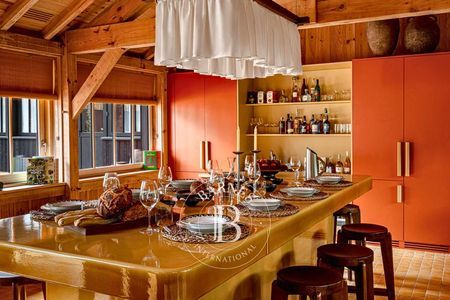espace bien-être avec sauna et yoga deck sous les pins