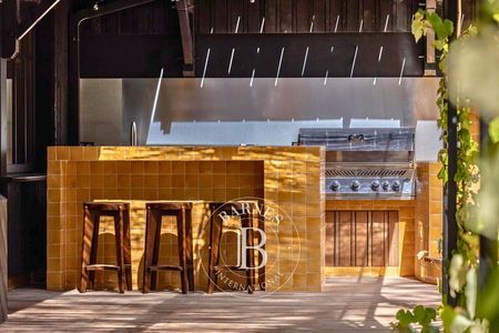 cuisine d'été équipée avec plancha et coin repas extérieur