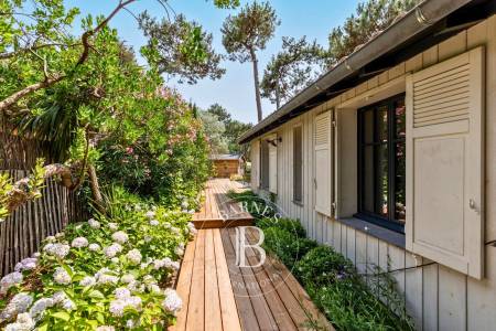 VILLA « MORAVA » AVEC PISCINE CHAUFFÉE, AU CALME, PROCHE DU BASSIN AU CAP FERRET – CAPACITÉ 10 PERSONNES