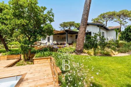 VILLA « MORAVA » AVEC PISCINE CHAUFFÉE, AU CALME, PROCHE DU BASSIN AU CAP FERRET – CAPACITÉ 10 PERSONNES