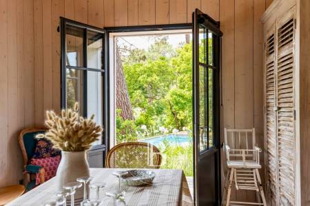 VILLA « MORAVA » AVEC PISCINE CHAUFFÉE, AU CALME, PROCHE DU BASSIN AU CAP FERRET – CAPACITÉ 10 PERSONNES