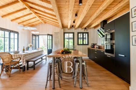 VILLA « MORAVA » AVEC PISCINE CHAUFFÉE, AU CALME, PROCHE DU BASSIN AU CAP FERRET – CAPACITÉ 10 PERSONNES