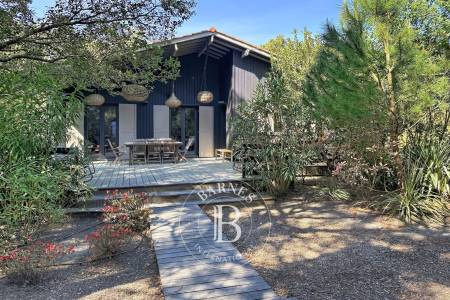 VILLA « OCÉANE » EN BOIS AVEC PISCINE ET ACCÈS PRIVÉ À L’OCÉAN, AU CAP FERRET – CAPACITÉ 14 PERSONNES