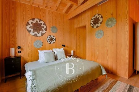 Piscine chauffée entourée de bois dans une villa au Cap Ferret agence immobilière