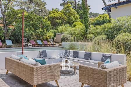 piscine sécurisée avec transats et salon extérieur villa colette