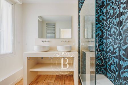 Chambre avec lits simples et salle de bain attenante au dernier étage