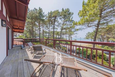 villa avec borne de recharge électrique et parking privatif