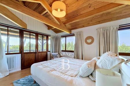 VILLA « CAPACABANA » AVEC PISCINE CHAUFFÉE ET JACUZZI SITUÉE DANS LES DUNES DE PIQUEY, SUR LA PRESQU’ÎLE DU CAP FERRET – CAPACITÉ 18 COUCHAGES