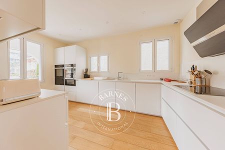 Chambre parentale avec vue sur le Bassin et salle d’eau privative