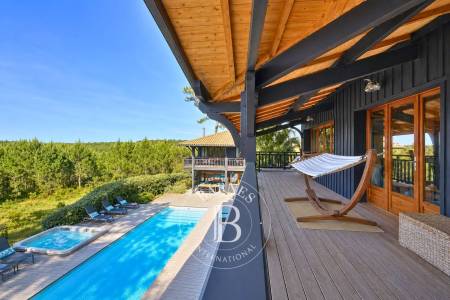 VILLA « CAPACABANA » AVEC PISCINE CHAUFFÉE ET JACUZZI SITUÉE DANS LES DUNES DE PIQUEY, SUR LA PRESQU’ÎLE DU CAP FERRET – CAPACITÉ 18 COUCHAGES