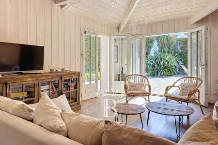 VILLA « LES SABLONS » AVEC PISCINE EN PLEIN CENTRE DU CAP FERRET, À PROXIMITÉ IMMÉDIATE DU MARCHÉ – CAPACITÉ 8 PERSONNES