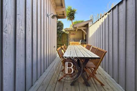 VILLA « LES SABLONS » AVEC PISCINE EN PLEIN CENTRE DU CAP FERRET, À PROXIMITÉ IMMÉDIATE DU MARCHÉ – CAPACITÉ 8 PERSONNES