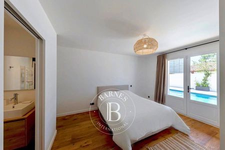 Espace extérieur avec salon de jardin, transats et plancha, villa à louer au Pyla-sur-Mer