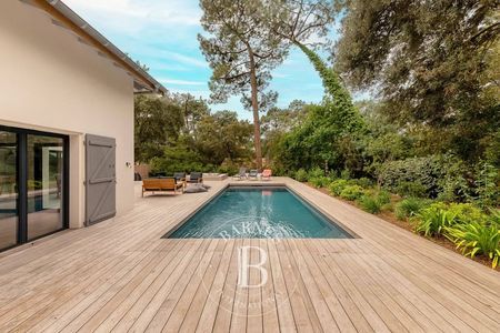 VILLA A LOUER AVEC PISCINE AVEC 6 CHAMBRES, PISCINE ET JACUZZI PROCHE DES COMMERCES ET PLAGE A PIEDS