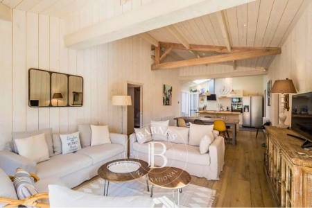 VILLA « LES SABLONS » AVEC PISCINE EN PLEIN CENTRE DU CAP FERRET, À PROXIMITÉ IMMÉDIATE DU MARCHÉ – CAPACITÉ 8 PERSONNES