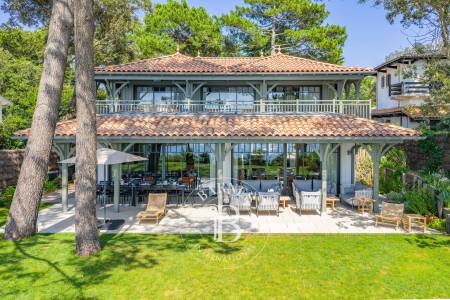 SPLENDIDE « VILLA PERLA » SITUÉE EN PREMIÈRE LIGNE AU PYLA-SUR-MER, AVEC PISCINE, SALLES DE CINÉMA ET SPORT - CAPACITÉ 18 PERSONNES