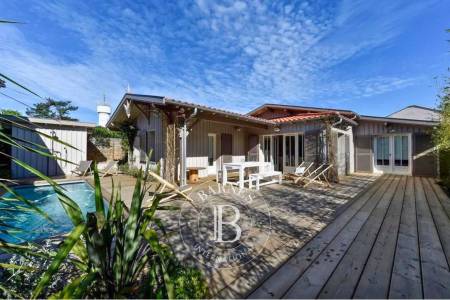 VILLA « LES SABLONS » AVEC PISCINE EN PLEIN CENTRE DU CAP FERRET, À PROXIMITÉ IMMÉDIATE DU MARCHÉ – CAPACITÉ 8 PERSONNES