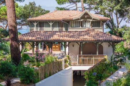 SPLENDIDE « VILLA PERLA » SITUÉE EN PREMIÈRE LIGNE AU PYLA-SUR-MER, AVEC PISCINE, SALLES DE CINÉMA ET SPORT - CAPACITÉ 18 PERSONNES