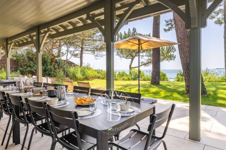 SPLENDIDE « VILLA PERLA » SITUÉE EN PREMIÈRE LIGNE AU PYLA-SUR-MER, AVEC PISCINE, SALLES DE CINÉMA ET SPORT - CAPACITÉ 18 PERSONNES