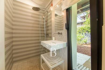 « VILLA BLUE » DE PLAIN-PIED AVEC PISCINE CHAUFFÉE, PROCHE PLAGE AU PYLA-SUR-MER – CAPACITÉ 8 PERSONNES