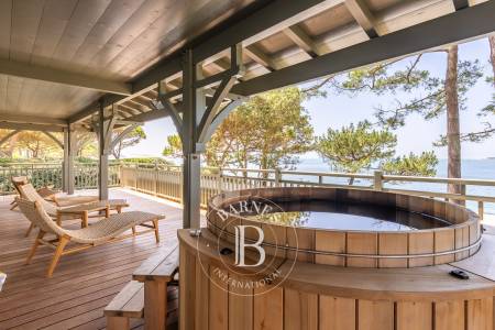 SPLENDIDE « VILLA PERLA » SITUÉE EN PREMIÈRE LIGNE AU PYLA-SUR-MER, AVEC PISCINE, SALLES DE CINÉMA ET SPORT - CAPACITÉ 18 PERSONNES