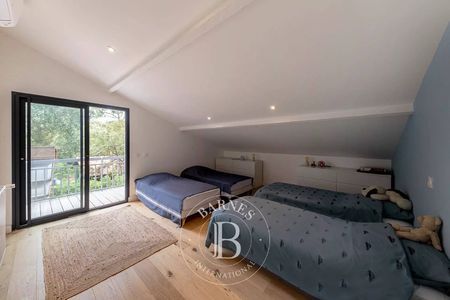 LOCATION SAISONNIERE 6 CHAMBRES AVEC PISCINE ET JACUZZI