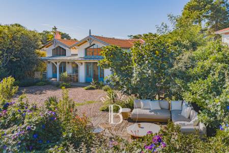 « VILLA DU PORT » EN PREMIÈRE LIGNE AVEC PISCINE CHAUFFÉE ET VUE SUR LE PORT DE PIRAILLAN – PRESQU’ÎLE DU CAP FERRET – CAPACITÉ 12 PERSONNES