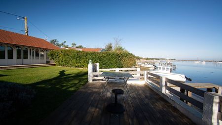 LOCATION CAP FERRET, VILLA MIMBEAU, PREMIERE LIGNE DU BASSIN AVEC PONTON PRIVATIF