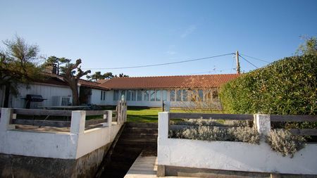 LOCATION CAP FERRET, VILLA MIMBEAU, PREMIERE LIGNE DU BASSIN AVEC PONTON PRIVATIF