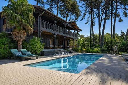 VILLA « CAPACABANA » AVEC PISCINE CHAUFFÉE ET JACUZZI SITUÉE DANS LES DUNES DE PIQUEY, SUR LA PRESQU’ÎLE DU CAP FERRET – CAPACITÉ 18 COUCHAGES