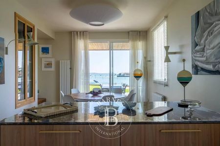 LOCATION VILLA BLANCHE, EN PREMIÈRE LIGNE POUR 8 PERSONNES AVEC JACUZZI AU VILLAGE DE PIRAILLAN, CAP FERRET