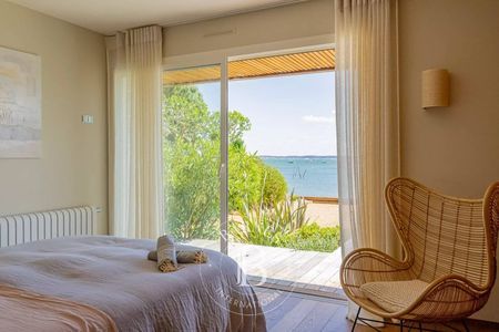 LOCATION VILLA BLANCHE, EN PREMIÈRE LIGNE POUR 8 PERSONNES AVEC JACUZZI AU VILLAGE DE PIRAILLAN, CAP FERRET