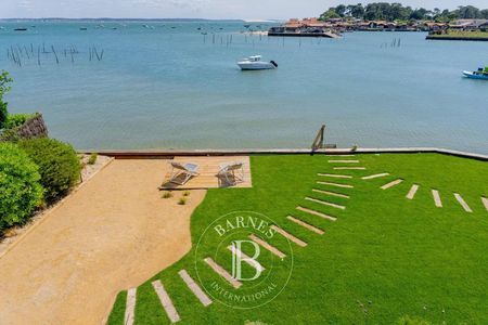 LOCATION VILLA BLANCHE, EN PREMIÈRE LIGNE POUR 8 PERSONNES AVEC JACUZZI AU VILLAGE DE PIRAILLAN, CAP FERRET