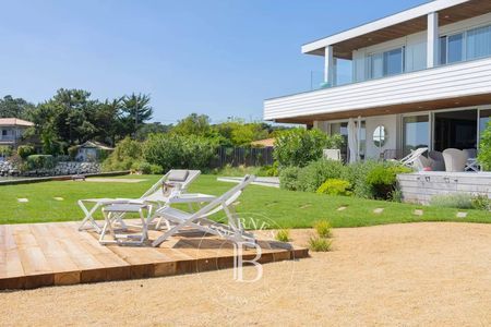 LOCATION VILLA BLANCHE, EN PREMIÈRE LIGNE POUR 8 PERSONNES AVEC JACUZZI AU VILLAGE DE PIRAILLAN, CAP FERRET