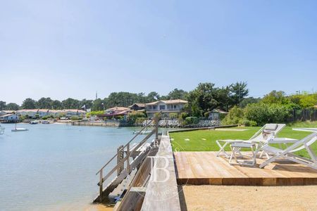 LOCATION VILLA BLANCHE, EN PREMIÈRE LIGNE POUR 8 PERSONNES AVEC JACUZZI AU VILLAGE DE PIRAILLAN, CAP FERRET