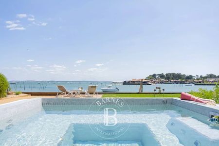 LOCATION VILLA BLANCHE, EN PREMIÈRE LIGNE POUR 8 PERSONNES AVEC JACUZZI AU VILLAGE DE PIRAILLAN, CAP FERRET