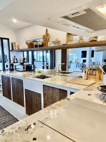 VILLA « BIANCA » AVEC PISCINE CHAUFFÉE ET VUE SUR LE BASSIN SITUÉE DANS LE VILLAGE DU CANON SUR LA PRESQU’ÎLE DU CAP FERRET – CAPACITÉ 10 PERSONNES