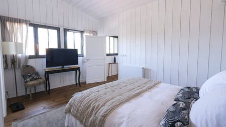LOCATION SAISONNIERE VILLA AU CENTRE DU CAP FERRET AVEC PISCINE ET JARDIN