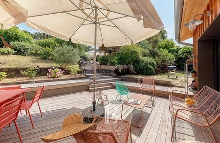 Pyla-sur-Mer : Villa l'Eden Wood, location de vacances pour 8 personnes avec piscine
