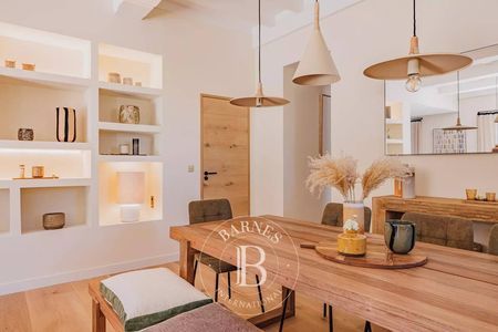 Salon lumineux avec cuisine ouverte et îlot central, villa à louer au Cap Ferret